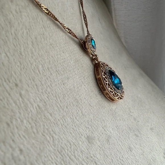 Faceted Blue and Gold Teardrop Pendant Necklace on Twisted Chain - Picture 3 of 16